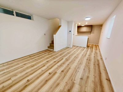 【居間・リビング】 | 新築戸建て 桜上水1棟 | 明るく開放的な18.33帖のリビング。（AI画像によるイメージです）