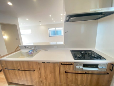 【その他】 | 新築戸建て 桜上水1棟 | 家の顔でもある玄関ドアは、優れた断熱性能でセキュリーティ面も安心な上下ロックと着脱サムターンを採用