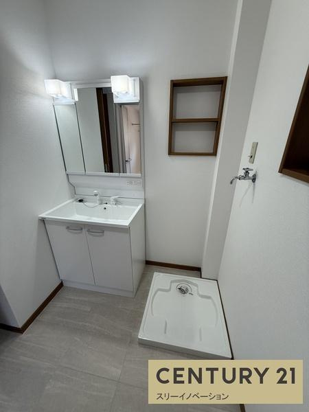 大正区小林東３丁目中古戸建の独立洗面台|ゆとりのある洗面所です