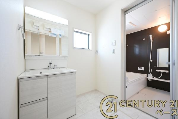 リーブルガーデン萩の台 ２号棟 ／新築一戸建の独立洗面台|■現地撮影写真■三面鏡タイプのミラーキャビネット！収納スペースも豊富です！