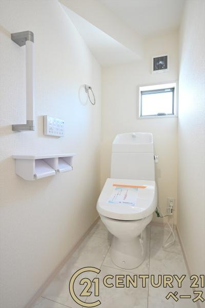 リーブルガーデン萩の台 ２号棟 ／新築一戸建のトイレ|■現地撮影写真■フチなし＆トルネード洗浄でお掃除も楽らく！ウォシュレット付きです！