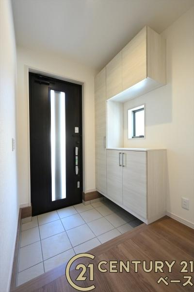 リーブルガーデン萩の台 ２号棟 ／新築一戸建の玄関|■現地撮影写真■すっきりとした明るい玄関が家族やお客様を迎えてくれます！