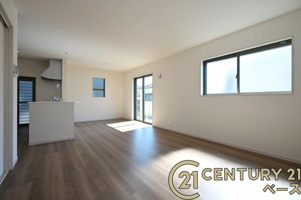 リーブルガーデン萩の台 ２号棟 ／新築一戸建の居間・リビング|■現地撮影写真■家計と環境に優しい！一部窓には断熱性・保温性に優れたペアガラスを使用しています！