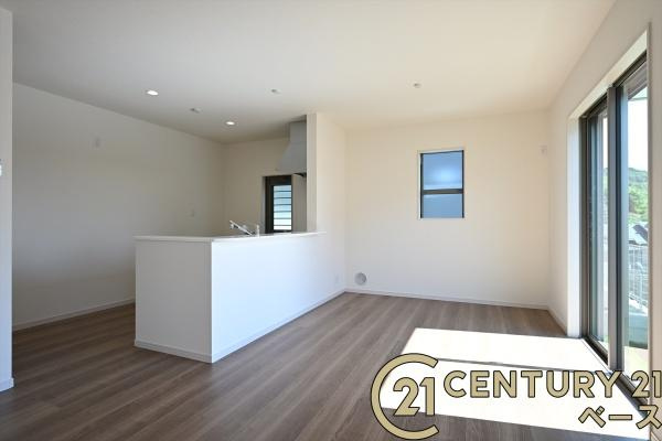 リーブルガーデン萩の台 ２号棟 ／新築一戸建の居間・リビング|■現地撮影写真■大きな窓から柔らかい光が射し込みます！