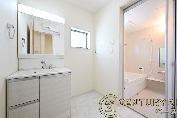 リーブルガーデン萩の台 ３号棟 ／新築一戸建の独立洗面台|■現地撮影写真■三面鏡タイプのミラーキャビネット！収納スペースも豊富です！