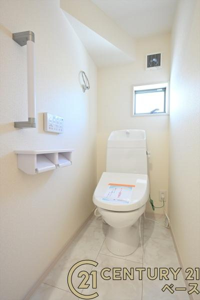 リーブルガーデン萩の台 ３号棟 ／新築一戸建のトイレ|■現地撮影写真■フチなし＆トルネード洗浄でお掃除も楽らく！ウォシュレット付きです！