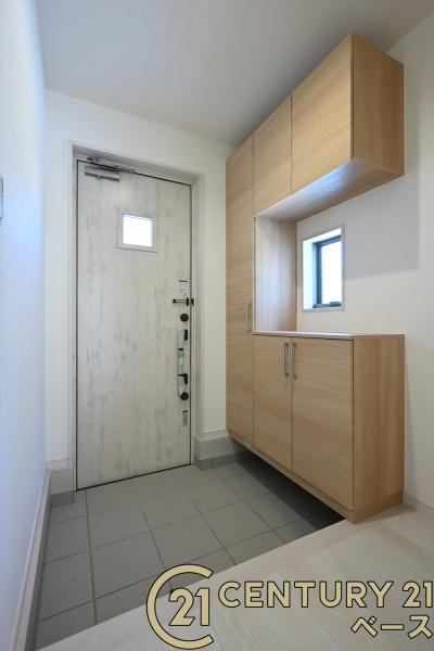 リーブルガーデン萩の台 ３号棟 ／新築一戸建の玄関|■現地撮影写真■すっきりとした明るい玄関が家族やお客様を迎えてくれます！