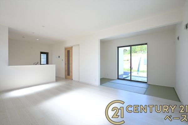 リーブルガーデン萩の台 ３号棟 ／新築一戸建の居間・リビング|■現地撮影写真■家計と環境に優しい！一部窓には断熱性・保温性に優れたペアガラスを使用しています！