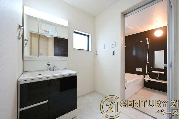 リーブルガーデン萩の台 ４号棟 ／新築一戸建の独立洗面台|■三面鏡タイプのミラーキャビネット！収納スペースも豊富です！■