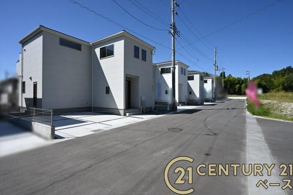 リーブルガーデン萩の台 ４号棟 ／新築一戸建の前面道路含む現地写真|■現地撮影写真■前面道路の幅員は約６ｍと車の出し入れもラクラク！