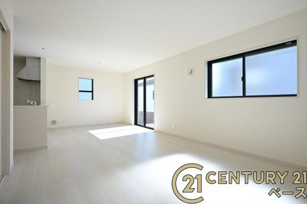 リーブルガーデン萩の台 ４号棟 ／新築一戸建の居間・リビング|■現地撮影写真■家計と環境に優しい！一部窓には断熱性・保温性に優れたペアガラスを使用しています！