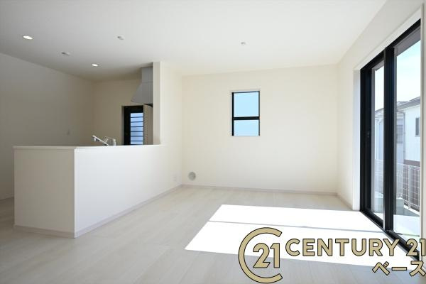 リーブルガーデン萩の台 ４号棟 ／新築一戸建の居間・リビング|■現地撮影写真■大きな窓から柔らかい光が射し込みます！