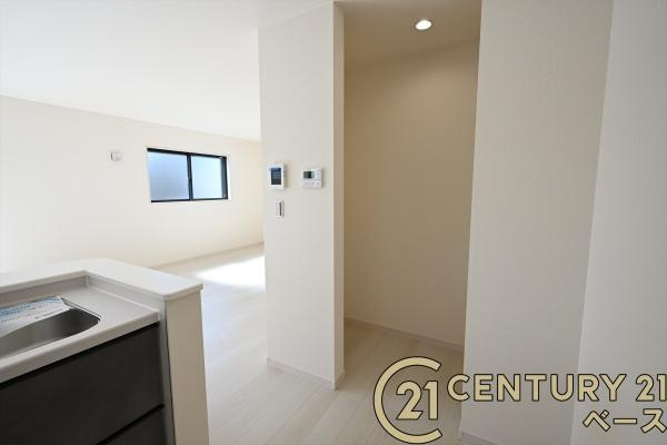 リーブルガーデン萩の台 ４号棟 ／新築一戸建の収納|■現地撮影写真■キッチン横のパントリー収納完備！