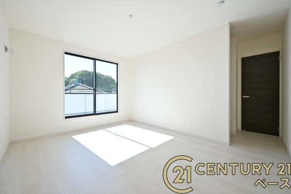 リーブルガーデン萩の台 ４号棟 ／新築一戸建の洋室|■現地撮影写真■バルコニーに面した開放感のあるお部屋です！