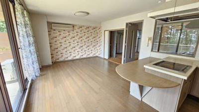 【居間・リビング】 | ロイヤルヴァンベール大山Ⅱ番館 | 大きな窓で開放感があります。