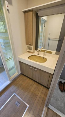 【独立洗面台】 | ロイヤルヴァンベール大山Ⅱ番館 | 鏡横に収納スペース付きです。