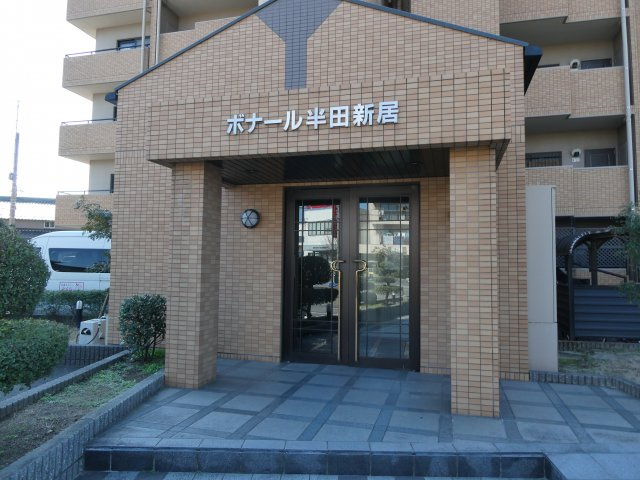 ボナール半田新居のエントランス