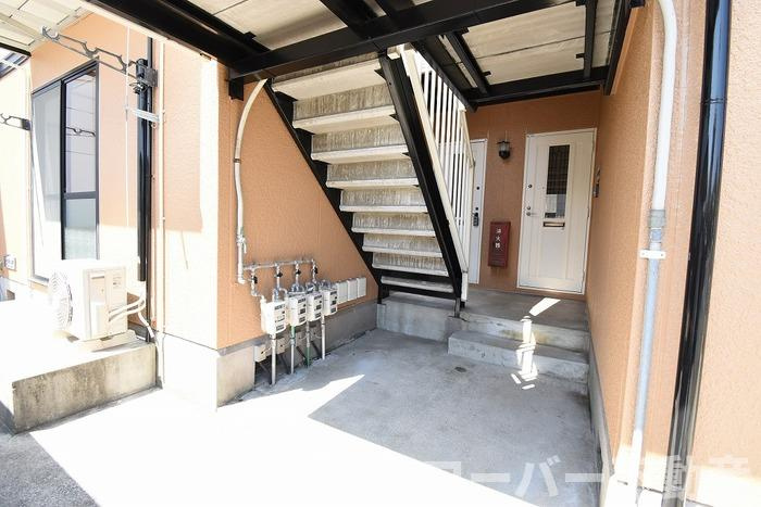 カーサＭのエントランス|共用階段