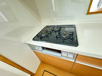 【キッチン】 | グランファミーロ・リスタイル五井西　中古戸建　五井駅 | 便利な３口コンロです。新品のキッチンで、毎日のお料理や献立を考えるのが楽しくなりそうですね！お料理のレパートリーも増えそうな予感がします♪ご家族と一緒にキッチンに立っても、余裕のある広さが魅力です。
