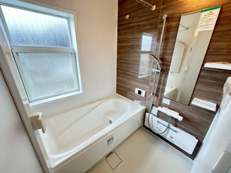 【浴室】 | グランファミーロ・リスタイル五井西　中古戸建　五井駅 | ユニットバス新規交換済みです。新品の浴室で気持ちよく入浴していただけます。ゆったりお風呂で一日の疲れを癒してください。浴室乾燥機付きで冬場のヒートショックを防いだり、梅雨時の洗濯物の乾燥に重宝します。