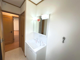 【独立洗面台】 | グランファミーロ・リスタイル五井西　中古戸建　五井駅 | 洗面台新規交換済みです。
三面鏡のシンプルな洗面台。収納も充実して、散らかりがちな洗面台周りもすっきり片付けておくことが可能です。脱衣所には収納スペースもあり、タオルや洗剤をストックしておくのに便利。