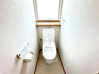 【トイレ】 | グランファミーロ・リスタイル五井西　中古戸建　五井駅 | トイレ新規交換済みです。清潔で快適な温水洗浄便座です。
白を基調とした落ち着く空間に仕上がっています。
大きな窓が設置され、採光を取り入れながら空気の換気もできます。背面には小物が置ける棚もあります。