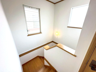 【その他】 | グランファミーロ・リスタイル五井西　中古戸建　五井駅 | 折り返し階段になっており、天井を高く感じることができるので、開放感があります。
大きな窓から風が吹き抜け、たっぷり日差しが射し込み、階段を明るく照らします。
ライトが付いていて、夜間の足元も安心です。