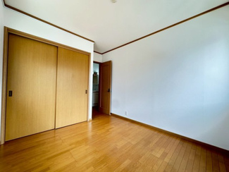 【洋室】 | グランファミーロ・リスタイル五井西　中古戸建　五井駅 | 2階・5.2帖・洋室。
主寝室としてもピッタリです。
大きな収納スペースもあり、ご夫婦の荷物も全部スッキリ収納していただけます。
二面採光で陽当たり、風通し良好です♪
