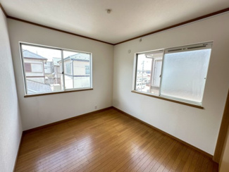 【洋室】 | グランファミーロ・リスタイル五井西　中古戸建　五井駅 | 2階・5.2帖・洋室。
主寝室としてもピッタリです。
大きな収納スペースもあり、ご夫婦の荷物も全部スッキリ収納していただけます。
二面採光で陽当たり、風通し良好です♪
