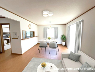 【居間・リビング】 | グランファミーロ・リスタイル五井西　中古戸建　五井駅 | イメージが沸きやすいよう家具を設置してみました。
シンプルな白いクロスは、どんなテイストの家具ともマッチします。
ダイニングテーブルとチェア、ソファとサイドテーブルを置いても余裕のある広さがあります。