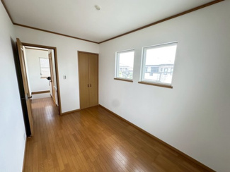 【洋室】 | グランファミーロ・リスタイル五井西　中古戸建　五井駅 | 2階・5帖・洋室
フローリングのお部屋は、十分な広さもあり、お子様部屋としてもピッタリです。
クローゼットも完備し、着替えや学校の道具もすっきり収納することができます。
窓が多く陽射しが射し込みます。