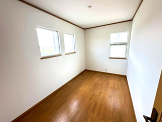 【洋室】 | グランファミーロ・リスタイル五井西　中古戸建　五井駅 | 2階・5帖・洋室
フローリングのお部屋は、十分な広さもあり、お子様部屋としてもピッタリです。
クローゼットも完備し、着替えや学校の道具もすっきり収納することができます。
窓が多く陽射しが射し込みます。