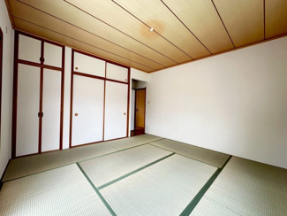 【和室】 | グランファミーロ・リスタイル五井西　中古戸建　五井駅 | ２階・8帖・和室。
2階の和室は家族の団欒の場所として、第二のリビングのようにお使いいただくこともできますね♪また、ご親戚やご友人が泊まりに来た際にゲストルームとしてもピッタリです。
収納もあります。