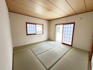 【和室】 | グランファミーロ・リスタイル五井西　中古戸建　五井駅 | 2階・8帖・和室。
2階の和室は家族の団欒の場所として、第二のリビングのようにお使いいただくこともできますね♪また、ご親戚やご友人が泊まりに来た際にゲストルームとしてもピッタリです。
収納もあります。