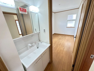 【独立洗面台】 | グランファミーロ・リスタイル五井西　中古戸建　五井駅 | ２階・洗面台。
２階にも洗面台があるとたいへん重宝しますね！
朝の慌ただしい時間に家族と重なるストレスが軽減できますね。
三面鏡で、収納スペースも充分確保してあり、必要な物がすっきり収まる洗面台です。