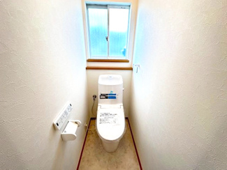 【トイレ】 | グランファミーロ・リスタイル五井西　中古戸建　五井駅 | トイレ新規交換済みです。清潔で快適な温水洗浄便座です。
白を基調とした落ち着く空間に仕上がっています。
大きな窓が設置され、採光を取り入れながら空気の換気もできます。背面には小物が置ける棚もあります。