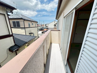 【バルコニー】 | グランファミーロ・リスタイル五井西　中古戸建　五井駅 | 陽当たり良好なバルコニー♪
洗濯物を干すのには充分なスペースがあります。
２階の和室から行き来することができます。
スペースを生かして家庭菜園も楽しむことが出来そうです♪