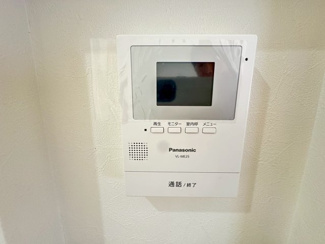 【セキュリティ】 | グランファミーロ・リスタイル五井西　中古戸建　五井駅 | テレビモニター付きインターホンなので来訪者の顔を確認することができ、防犯面でも安心・安全です。録画機能で留守中の来訪者も確認できます。やむを得ずお子様にお留守番を頼む時も安心して出かけることができます