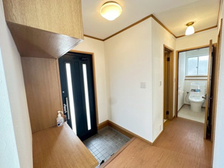 【玄関】 | グランファミーロ・リスタイル五井西　中古戸建　五井駅 | 玄関ホールは広く大容量のシューズボックスが設置されています。散らかりがちな靴をすっきり収納することができます。
玄関入ってすぐ左手にトイレと洗面台がありますので、帰宅後すぐにうがい、手洗いができます。