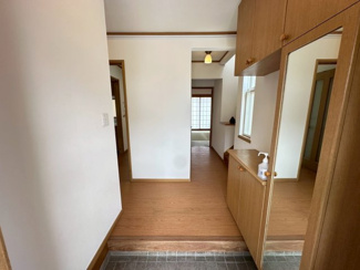 【玄関】 | グランファミーロ・リスタイル五井西　中古戸建　五井駅 | 玄関ホールは広く大容量のシューズボックスが設置されています。散らかりがちな靴をすっきり収納することができます。
玄関入ってすぐ左手にトイレと洗面台がありますので、帰宅後すぐにうがい、手洗いができます。