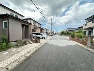 【前面道路含む現地写真】 | グランファミーロ・リスタイル五井西　中古戸建　五井駅 | 前面道路は６m公道で、周辺の交通量も少ないので車の出し入れもスムーズです。徒歩約７分のところに公園があり、お子様と手を繋いで歩いても安心です。
利便性があり閑静な住環境なので永く暮らしていただけます。