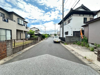 【前面道路含む現地写真】 | グランファミーロ・リスタイル五井西　中古戸建　五井駅 | 前面道路は６m公道で、周辺の交通量も少ないので車の出し入れもスムーズです。徒歩約７分のところに公園があり、お子様と手を繋いで歩いても安心です。
利便性があり閑静な住環境なので永く暮らしていただけます。