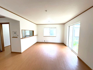 【居間・リビング】 | グランファミーロ・リスタイル五井西　中古戸建　五井駅 | リビングは約15帖。南西向きに大きく開いた窓からは、明るい陽射しが射し込みます。
一緒に食事を囲み、今日あった出来事を互いに話す…爽やかな風が吹き抜けるリビングは、ご家族の笑顔が増える団らん空間です♪