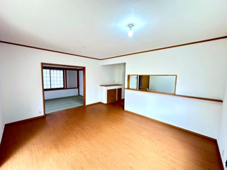 【居間・リビング】 | グランファミーロ・リスタイル五井西　中古戸建　五井駅 | リビングは約15帖あります。
隣接する和室を開け放し、ひと続きにすることもでき開放感が広がります。
収納もあり、散らかりがちなリビングもスッキリ片付きます。
対面キッチンでリビングの様子を見渡せます。