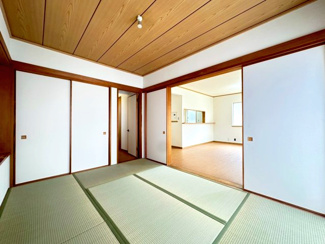 【和室】 | グランファミーロ・リスタイル五井西　中古戸建　五井駅 | １階・6帖・和室。
畳表替え、ふすま・障子張り替えました。
新品同様の和室は、畳の香りで癒されます。
リビングに隣接しており、引戸を開け放しひと続きにすれば、開放感広がる空間になります！
収納も充実。