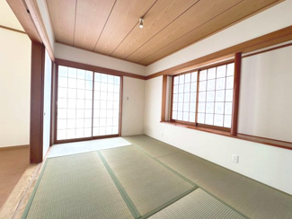 【和室】 | グランファミーロ・リスタイル五井西　中古戸建　五井駅 | 1階・6帖・和室。
畳表替え、ふすま・障子張り替えました。障子を通して柔らかい日差しが降りそそぎます♪
引戸を開け放し、リビングとひと続きにすれば開放感が広がり、お子様のプレイルームとしてもぴったり♪