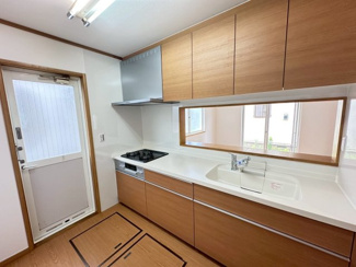 【キッチン】 | グランファミーロ・リスタイル五井西　中古戸建　五井駅 | キッチン新規交換済みです。
キッチン下や吊戸、床下収納など充実した収納スペースで、散らかりがちなキッチンがスッキリ！ゴミ出しに便利な勝手口もあります。スペースは約3帖あるので家族でお料理も楽しめます♪