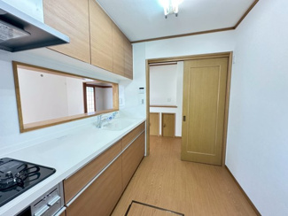 【キッチン】 | グランファミーロ・リスタイル五井西　中古戸建　五井駅 | キッチン新規交換済みです。
キッチン下や吊戸、床下収納など充実した収納スペースで、散らかりがちなキッチンがスッキリ！ゴミ出しに便利な勝手口もあります。スペースは約3帖あるので家族でお料理も楽しめます♪