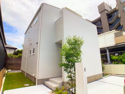 【外観】 | 松栄町２（総合リハビリセンター駅） | ◆建物の外観はホワイトカラーのシンプルモダンとし、アプローチ部分のシンボルツリーや、緑の芝がアクセントカラーとなり非常にオシャレです。