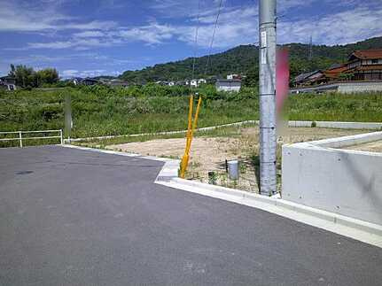 安芸郡熊野町出来庭7丁目　土地の前面道路含む現地写真
